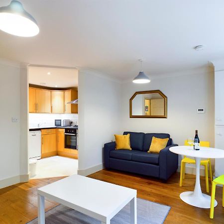 Redhill Town Centre Apartment By Livingo Bagian luar foto