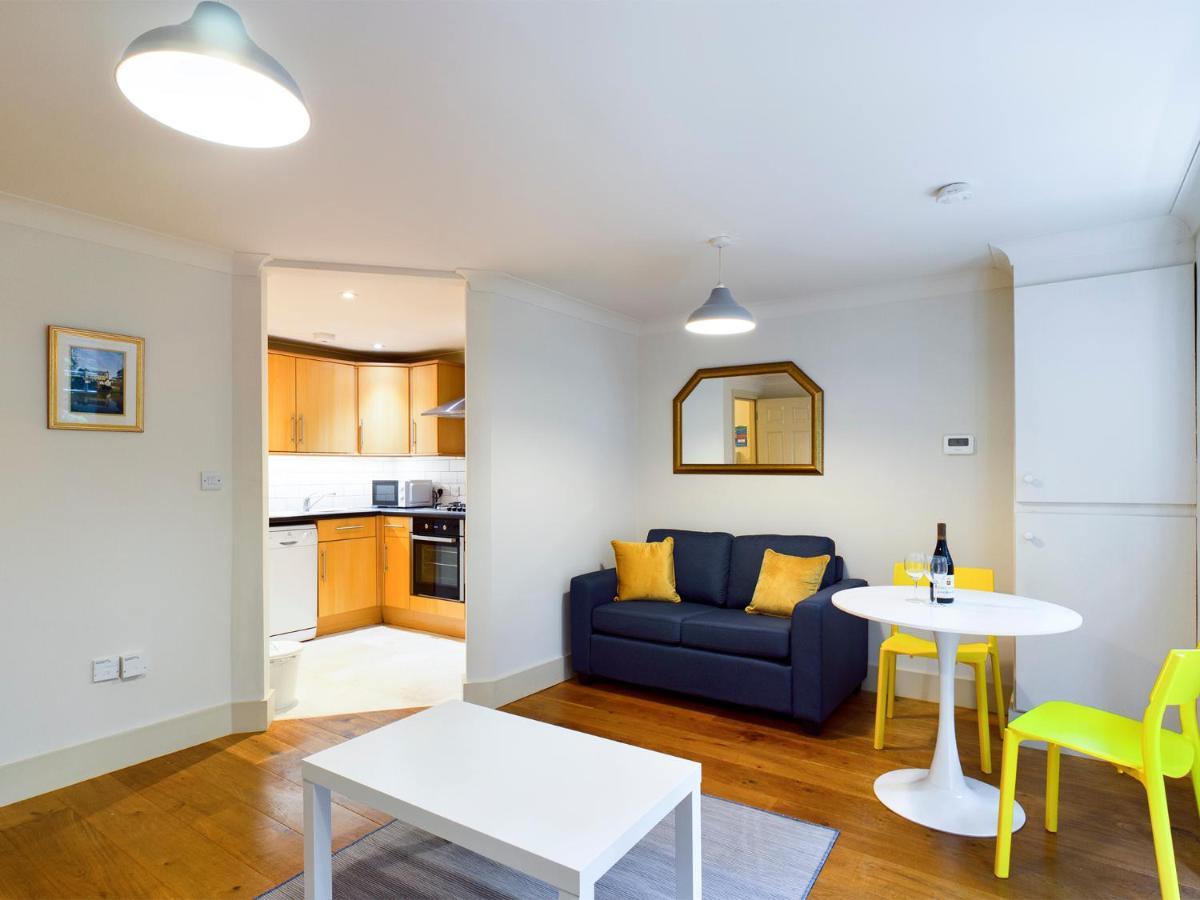 Redhill Town Centre Apartment By Livingo Bagian luar foto