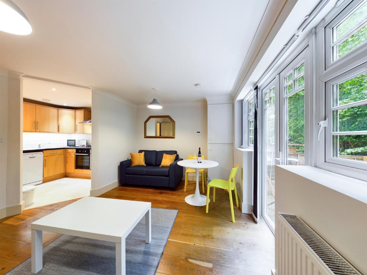 Redhill Town Centre Apartment By Livingo Bagian luar foto