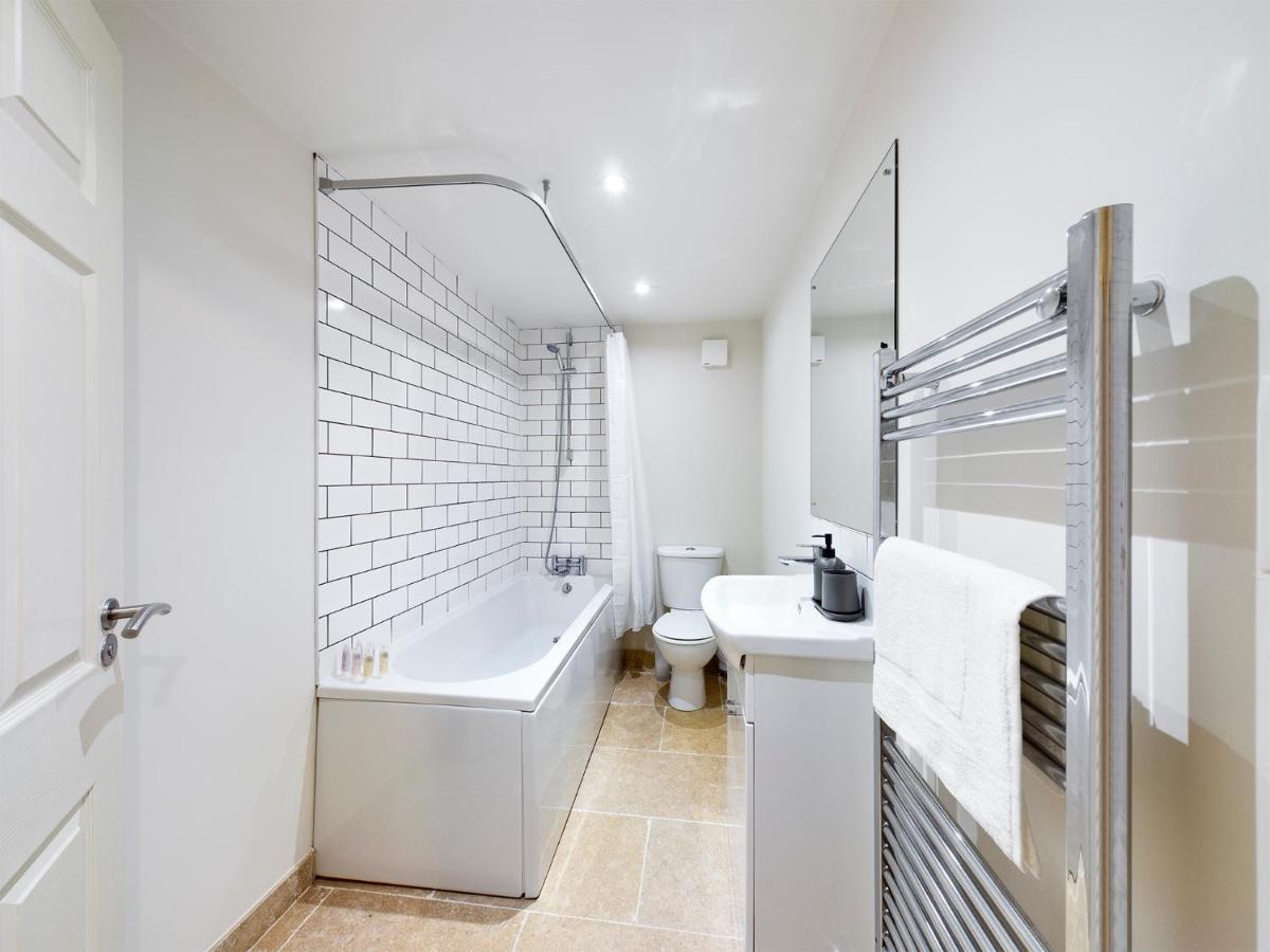 Redhill Town Centre Apartment By Livingo Bagian luar foto
